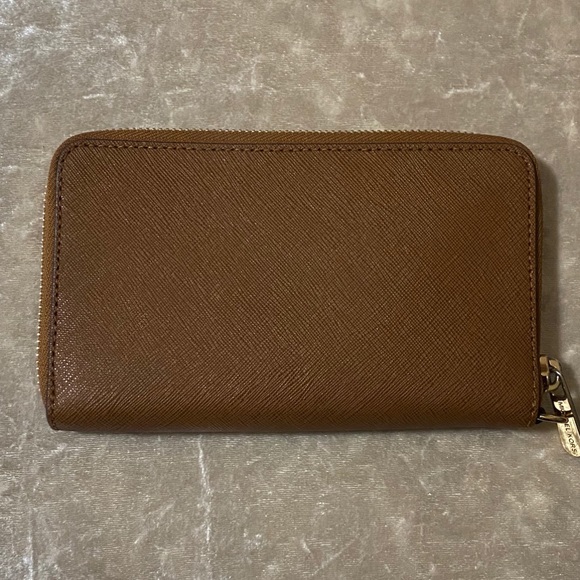 ⭐️100% Authentic Michael Kors Wallet ⭐️ - Picture 3 of 3